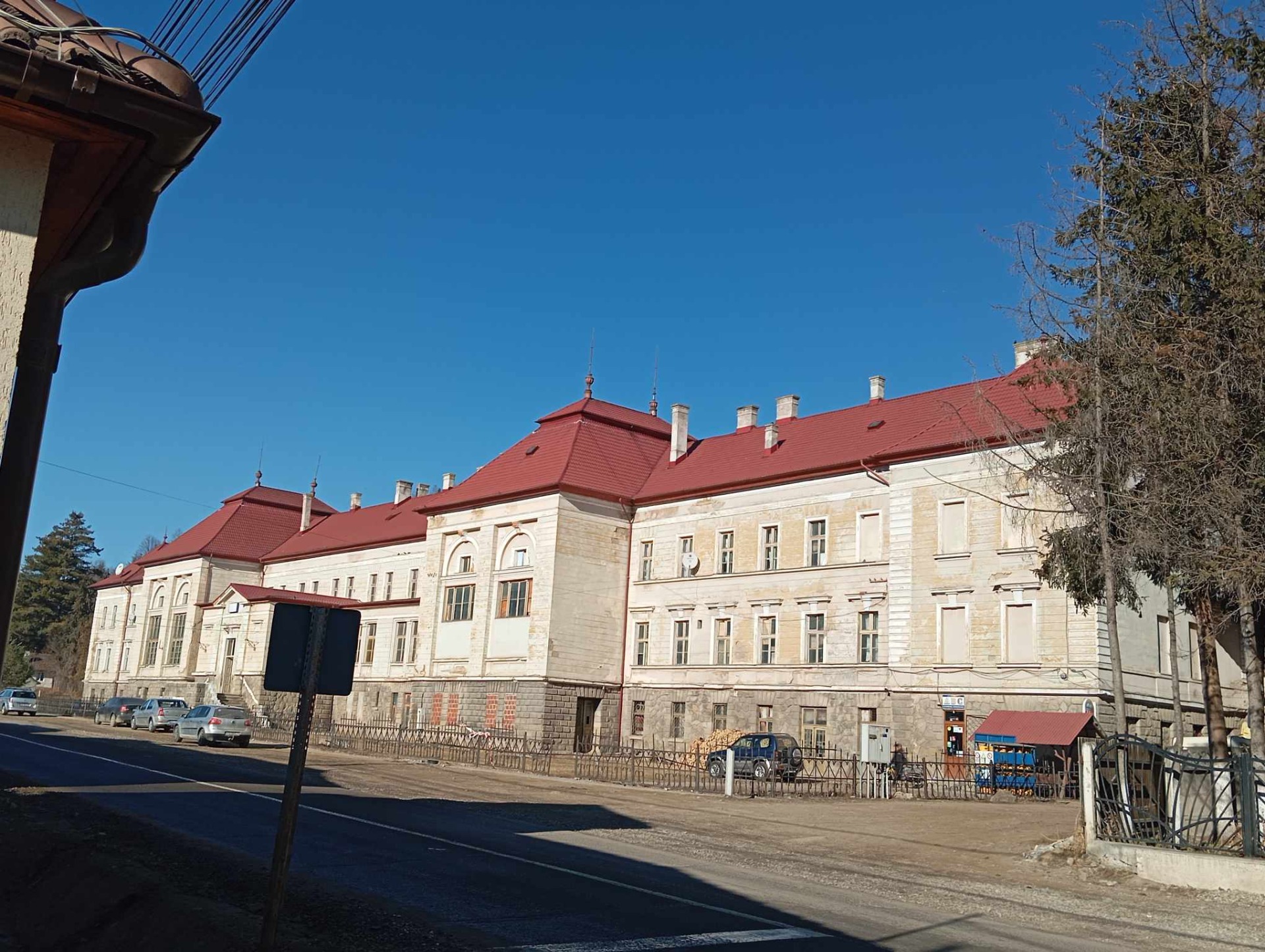 A gyimesbükki vasútállomás a föútról nézve